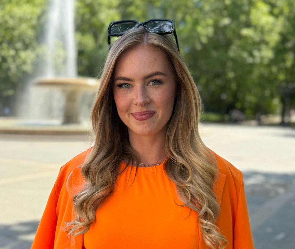 Nicola Redicker, Finanzberaterin für Frauen, vor der Frankfurter Skyline