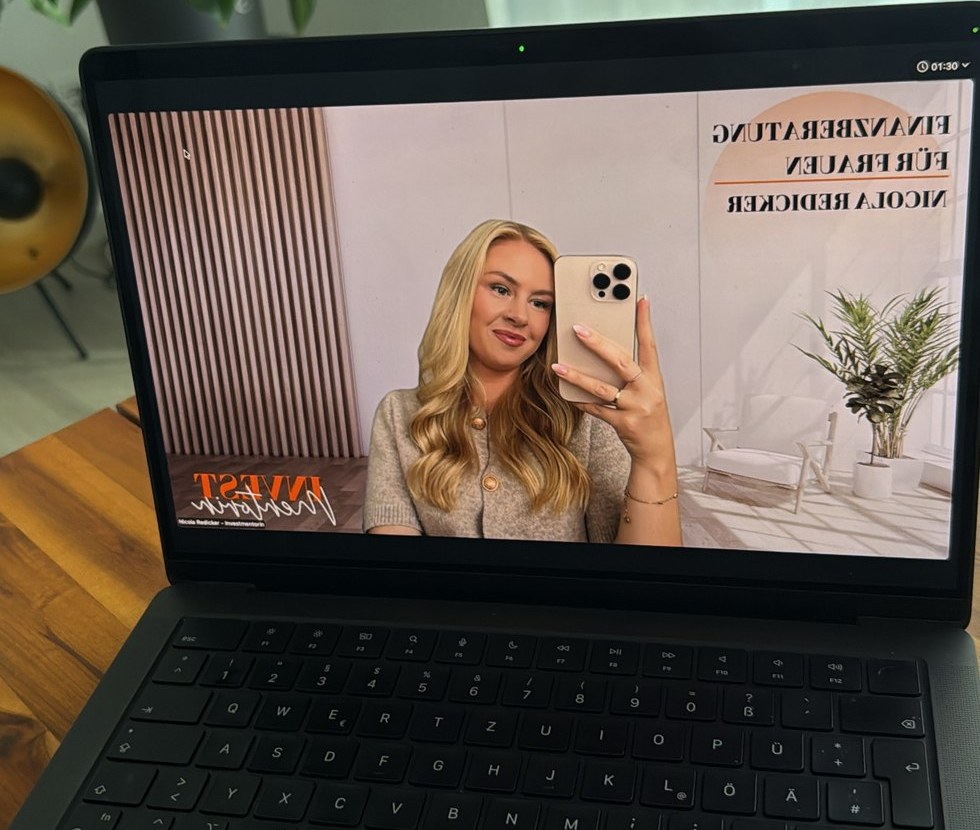 Ein laufender Videocall auf einem Laptop: Nicola Redicker im Gespräch