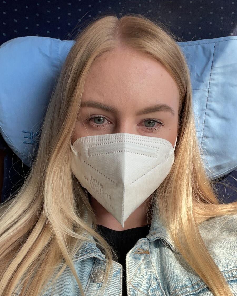 Nicola mit Maske unterwegs im Zug, 2020