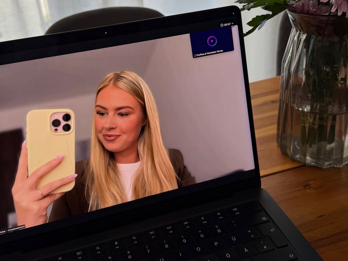 Nicola im Videocall am Laptop