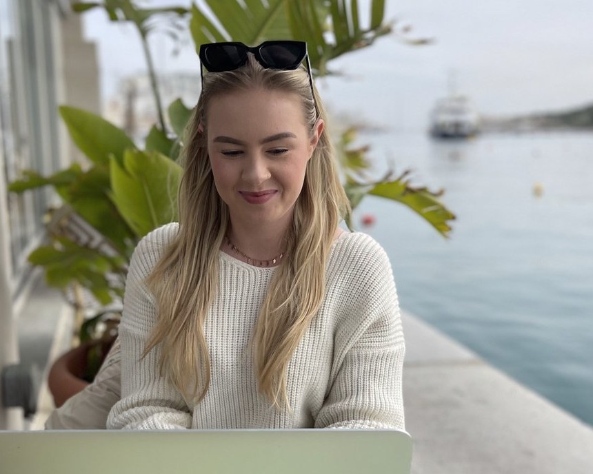 Nicola arbeitet mit dem Laptop am Wasser auf Malta