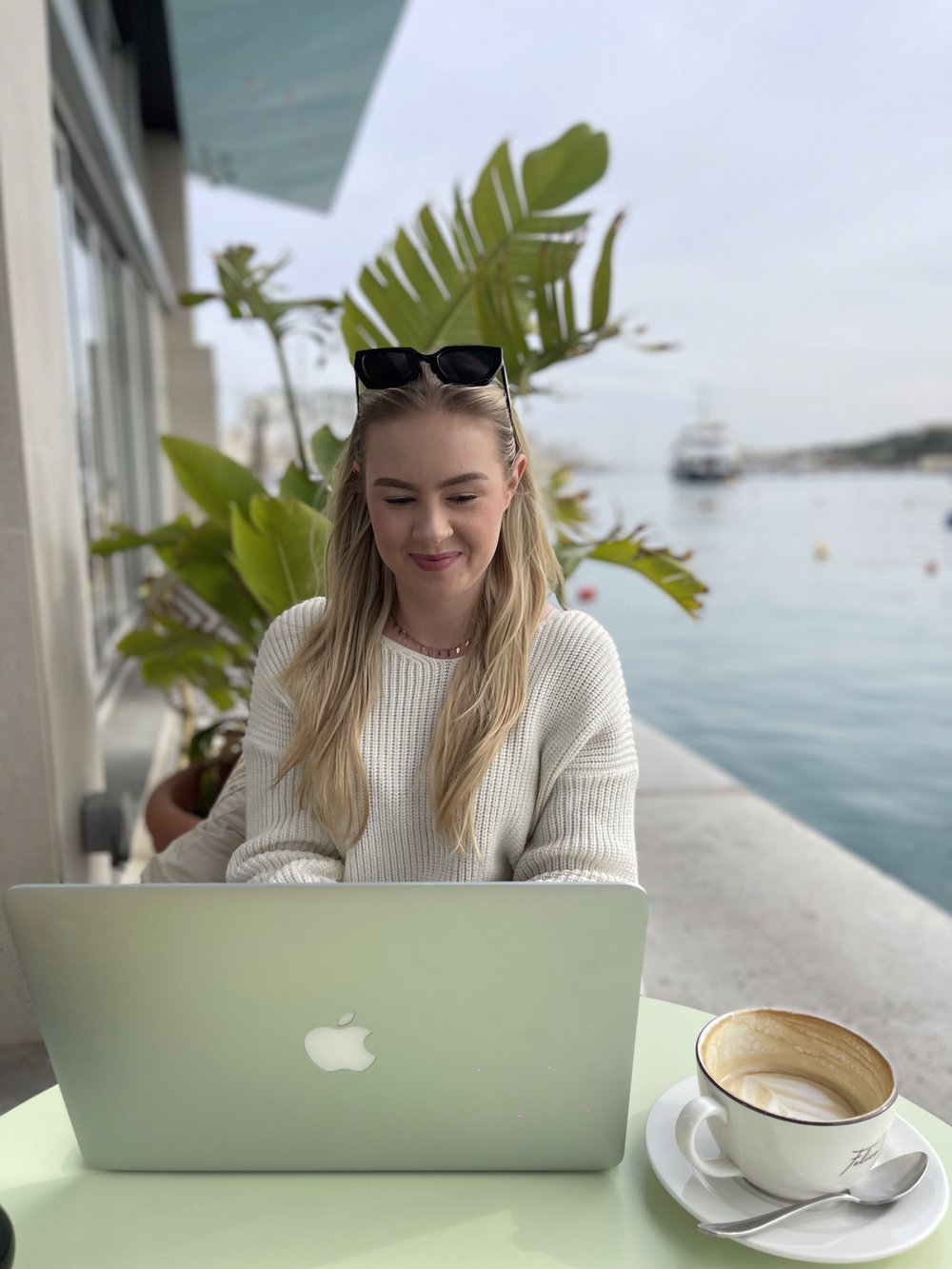 Nicola arbeitet mit dem Laptop am Wasser auf Malta