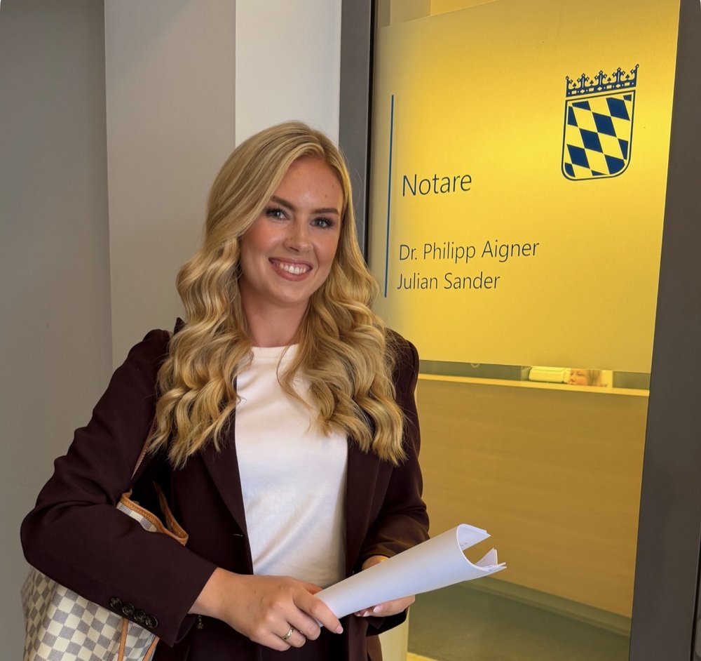 Nicola beim Notartermin für ihre erste Eigentumswohnung