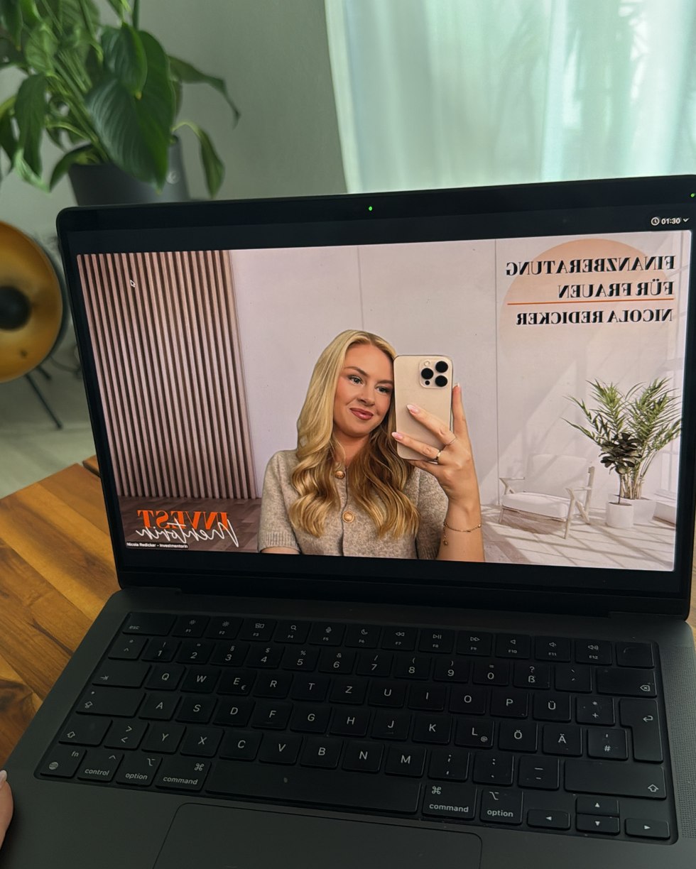 Ein laufender Videocall auf einem Laptop: Nicola Redicker im Gespräch